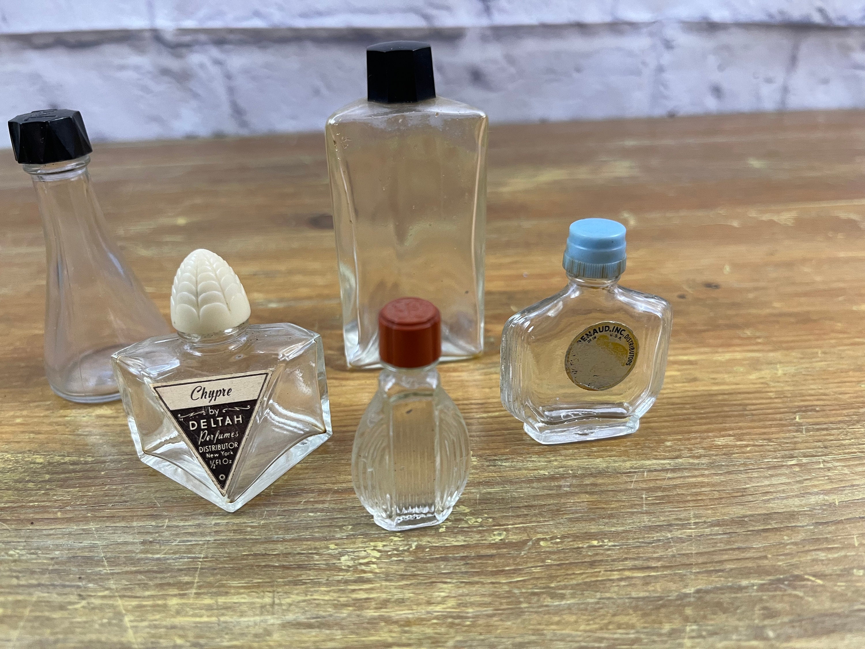 ヴィンテージミニ香水瓶 さまざまなサイズと形がセットで販売されてい