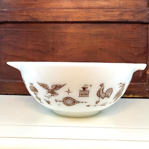 Vintage Pyrex frühe amerikanische Cinderella Bowl 443 Brown & White Pyrex Hähne Adler Teekanne Weizenmühle Motiv