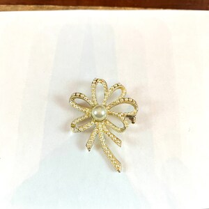 Vintage Gold Tone and Faux Pearl Flower Ribbon Pin