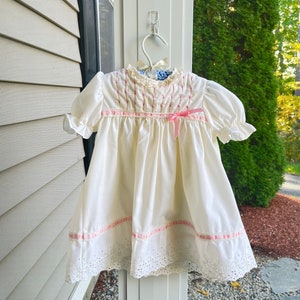 Vintage blanc et rose smocké Polly Flinders bébé filles robe taille T-3 ruban rose Eyelit dentelle garniture