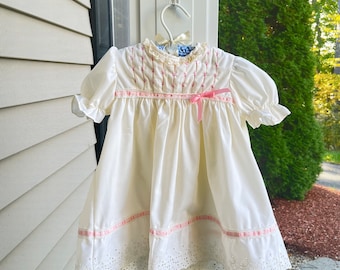 Vintage witte en roze gesmokte Polly Flinders baby meisjes jurk maat T-3 Pink Ribbon Eyelit Lace Trim