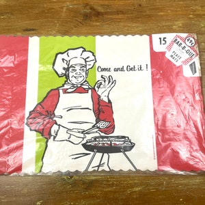 Könnte beinhalten: Ein rotes und grünes Papier-Platzset mit einem Cartoon-Koch, der Essen grillt. Das Platzset hat den Text "Come and Get it!" und "Bar-B-Que Place Mats" aufgedruckt.