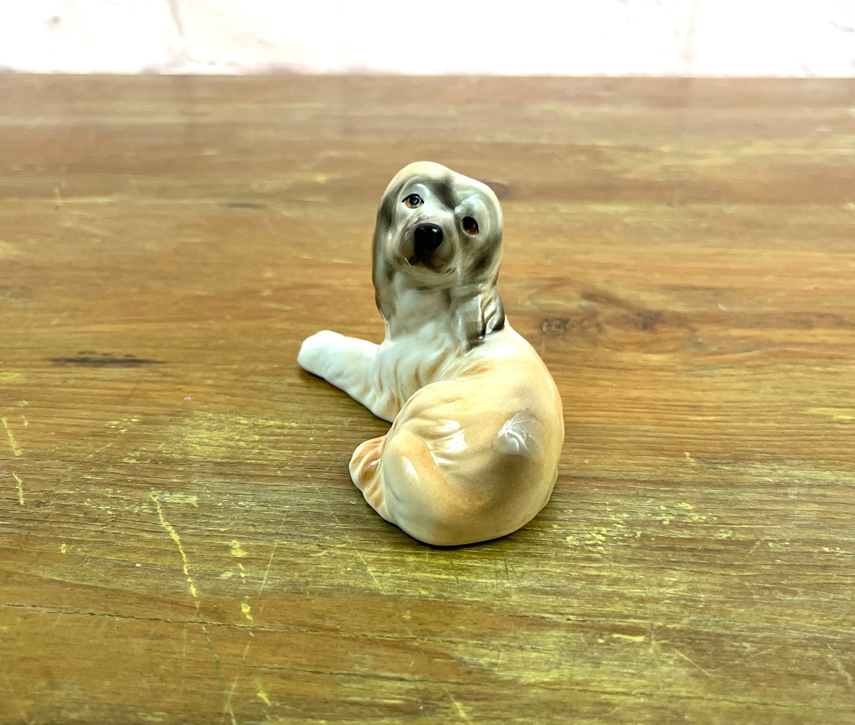 ヴィンテージのゴールデンレトリバー犬の置物またはアフガンハウンドの 