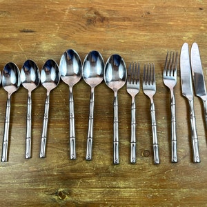 Puede incluir: Un juego de cubiertos con diseño de bambú. El juego incluye cucharas, tenedores y cuchillos.