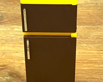 Refrigerador Arco de plástico para casa de muñecas vintage, escala 1:6 o 1:12, de los años 70, con electrodomésticos de cocina amarillos y marrones.