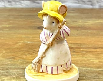 Vintage "Meadow Mouse" Sweeping Housekeeping Mom Mouse
