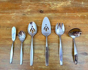 Juego de anfitriona "American Charm" Internacional Plata Incluye: Cuchara para servir, Cuchara para servir, Servidor para pasteles/tartas, Cucharón, Cuchillo para mantequilla, Cuchara para azúcar, EE. UU.