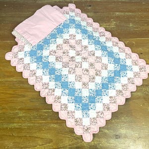 Ensemble de draps de lit de poupée vintage et taie d'oreiller pour votre lit de poupée Linge de maison de taille de poupée Mise en scène Photo Prop, matelas de 14 x 9 po. Voir les mesures