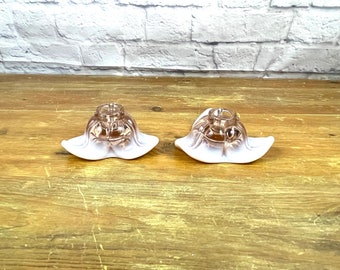 Vintage Duncan Miller Pedal rosa opalescente candelabro par perfecto con un jarrón en el centro lleno de melocotón o lirios rosados