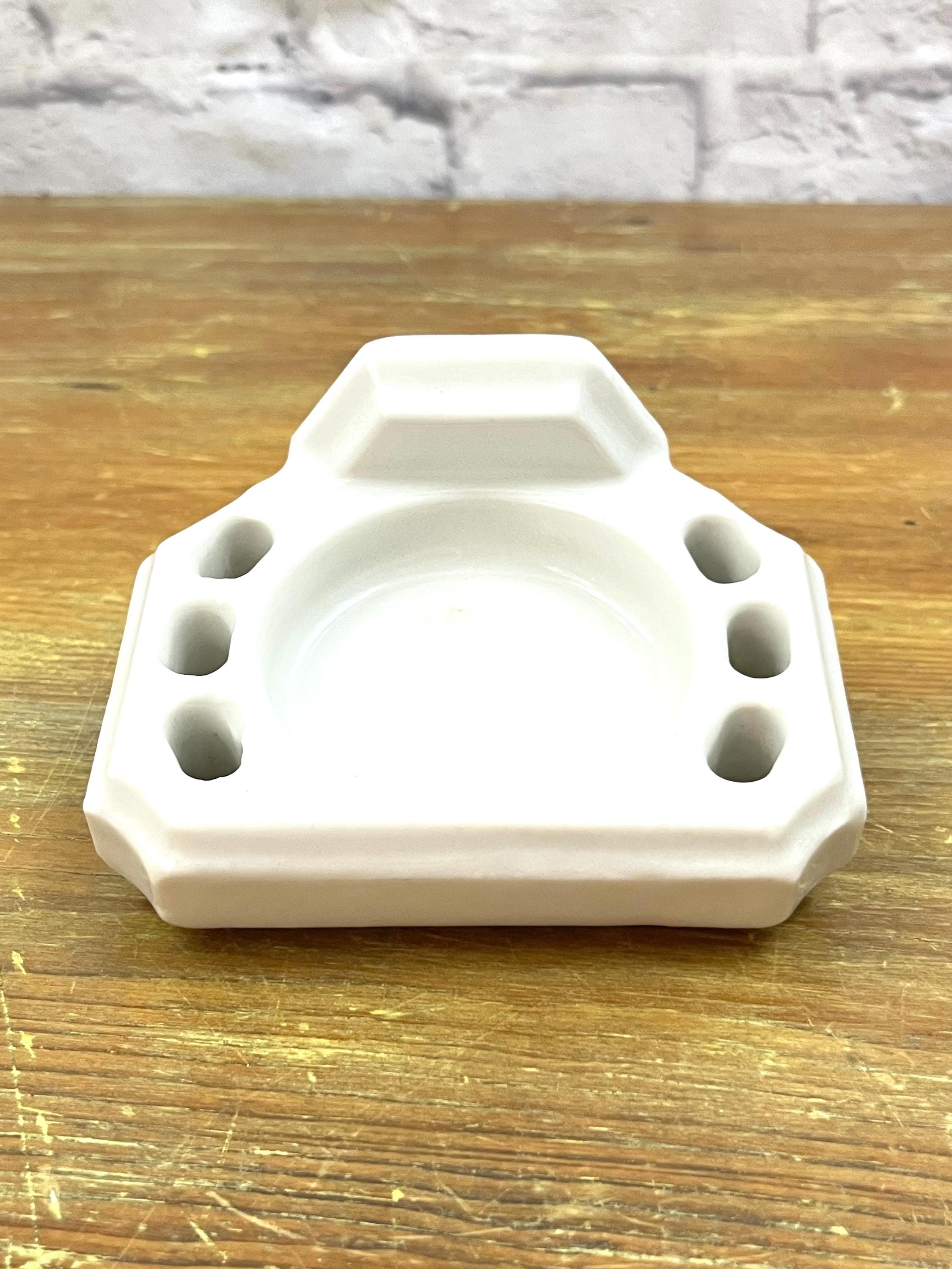 白い陶器製の歯ブラシホルダー　ビンテージ　アメリカ ヴィンテージの白い磁器製壁掛け歯ブラシとカップホルダー（建築廃材
