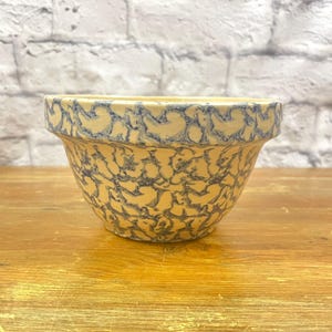 Vintage Blue Spongeware 7 inch Robinson Ransbottom Bowl 1 1/2 Quart Mixing Bowl Perfect for Scrambled Eggs and Batch Mixing