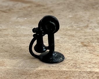 Telefono in miniatura in stile antico con candelabro per casa delle bambole, telefono a palo nero d'epoca, collezione in miniatura, diorama, scala 1:12