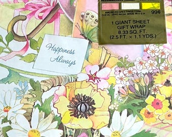 Könnte beinhalten: Blumiges Geschenkpapier mit Brautparty-Motiv. Das Design zeigt einen Blumenkorb, eine rosa Tasse und eine Schleife. Das Geschenkpapier enthält den Text "Happiness Always" und "For Your Bridal Shower". Ein Etikett lautet "Forget me not" und "1 Giant Sheet Gift Wrap".