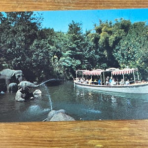 Cartolina d'epoca inutilizzata della crociera nella giungla di Disneyland, scena della piscina per il bagno degli elefanti di Adventureland