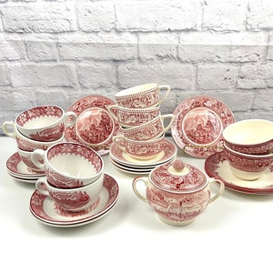 Könnte beinhalten: Ein Set vintage Teetassen und Untertassen mit einem roten und weißen Blumenmuster. Das Set enthält eine Kanne und eine Zuckerdose.