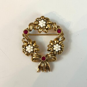 Vintage Avon Gold Wreath Red faux edelstenen en faux parels 1994 Avon Christmas Wreath Christmas Gift Holiday Gift