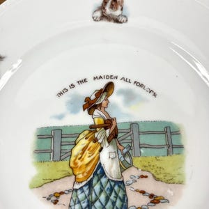 Plato ilustrado antiguo &quot;Esta es la doncella toda desamparada&quot; que se va a trabajar para fregar pisos con adorables gatos y perros adornando el plato