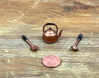 Garnek i przybory kuchenne w stylu vintage do domku dla lalek "Copper" w skali 1:12. Miniaturowe akcesoria kuchenne.