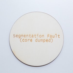 Untersetzer Segmentation Fault Core Dumped 10 cm, Bierdeckel IT Insiderwitz Fehlermeldung, Nachhaltiger EDV Pappelholz Coaster 4 mm dick