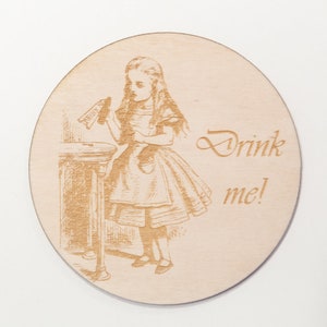 Dessous de verre ALICE au pays des merveilles, contreplaqué de peuplier 10 cm avec citation "Drink me!" Dessin original du livre classique pour enfants, sous-bock 4 mm