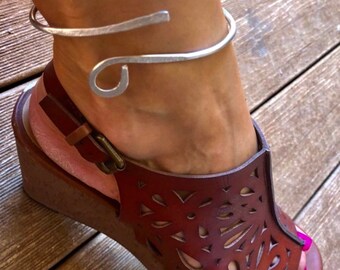 Sexy Beautiful Bold Eye Catching Flirty Hammered Ankle Bracelet/Anklet in Silver/LydiaZ//Unique/Beautiful/Lightweight/Toe Ring/Stylish