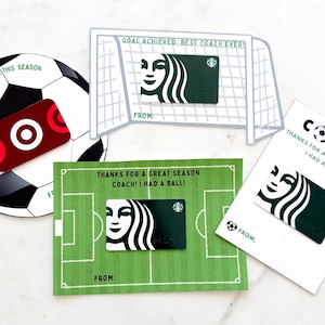 Może przedstawiać: Zestaw kartek upominkowych o tematyce piłkarskiej. Jedna przedstawia piłkę nożną, druga boisko, a trzecia bramkę. Każdy uchwyt zawiera kartę podarunkową i tekst "Dziękuję za wspaniały sezon trenerze!"