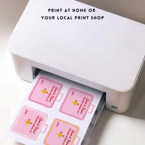 K&ouml;nnte beinhalten: Ein wei&szlig;er Drucker druckt Bl&auml;tter mit rosa und gelben Etiketten mit der Aufschrift "Back to School Teacher Survival Kit". Der Text "Print at home or your local print shop" steht oben.