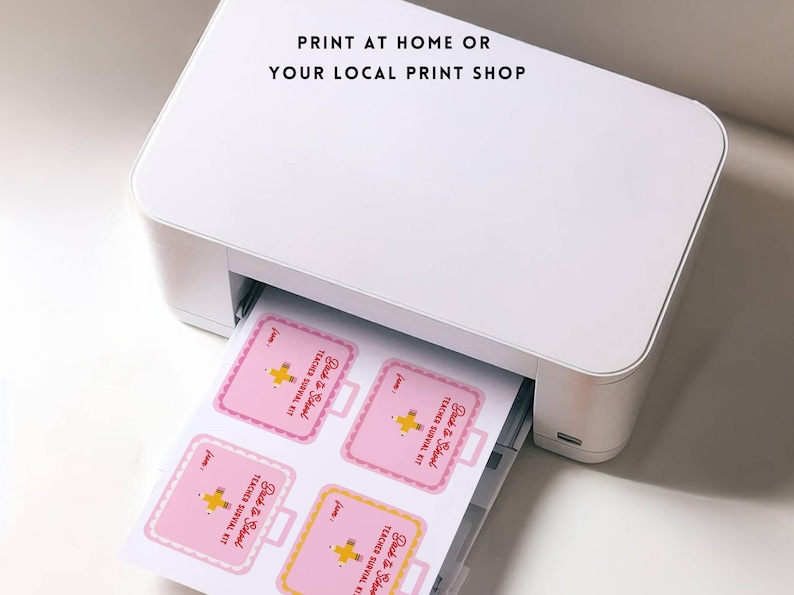K&ouml;nnte beinhalten: Ein wei&szlig;er Drucker druckt Bl&auml;tter mit rosa und gelben Etiketten mit der Aufschrift "Back to School Teacher Survival Kit". Der Text "Print at home or your local print shop" steht oben.