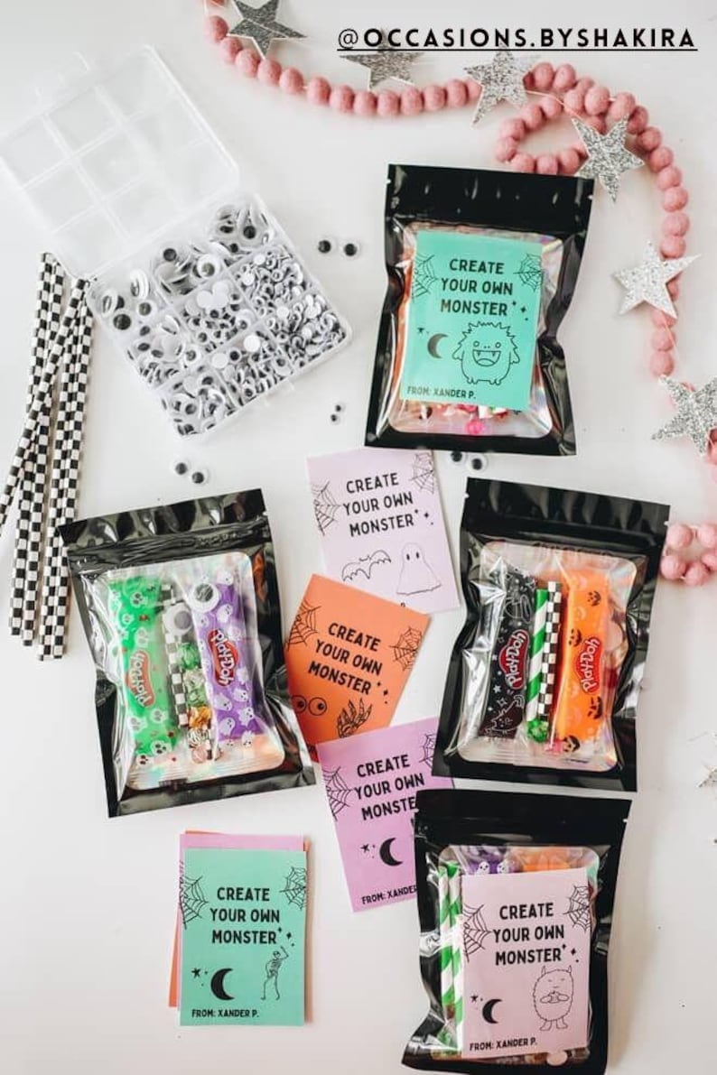 Puede incluir: Kits de manualidades con tem&aacute;tica de Halloween con el texto "Create Your Own Monster". Los kits incluyen plastilina, ojos saltones y pajitas decorativas. Empaquetados en bolsas negras con tarjetas coloridas con ilustraciones de monstruos.