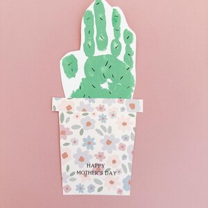 DIY Handavtryckskonst - Blommahandavtryckskonst - Mormors handavtryckspresent - Utskrivbar mammapresent - Mors dag-minne bild 4