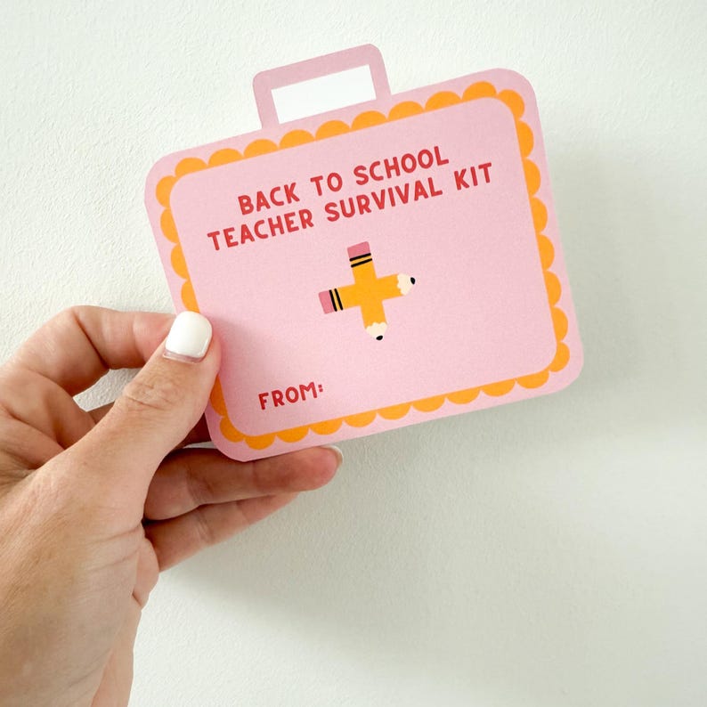 K&ouml;nnte beinhalten: Eine rosa Karte in Form eines Koffers mit orangefarbenen, gewellten R&auml;ndern und einem Griff. Auf der Karte steht "BACK TO SCHOOL TEACHER SURVIVAL KIT" in roter Schrift, mit einer Bleistiftgrafik. Das Wort "FROM:" ist unten aufgedruckt.