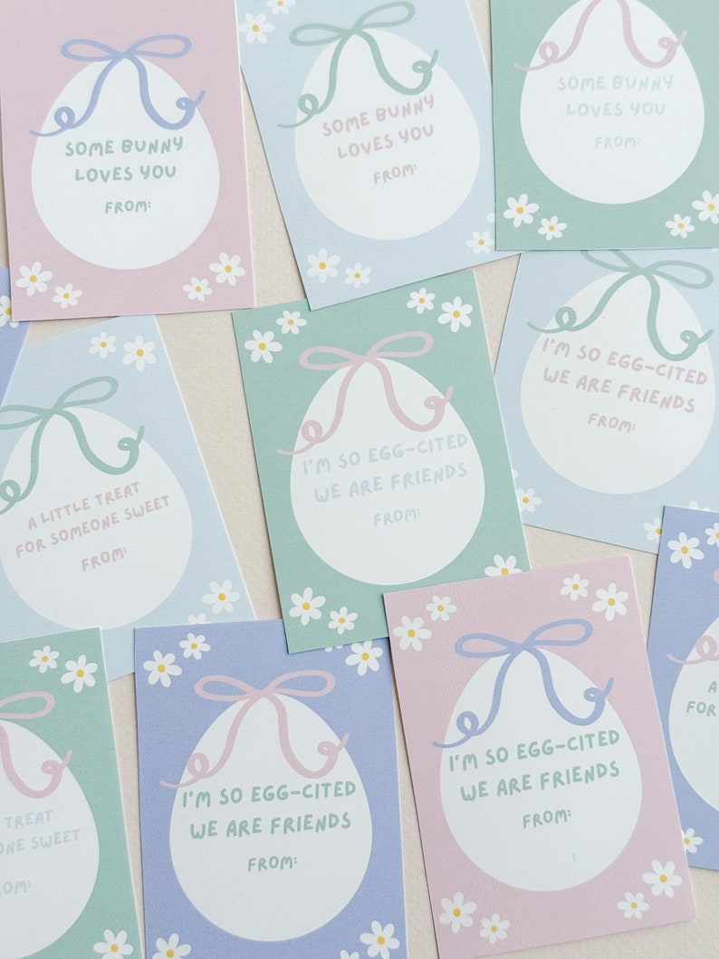 K&ouml;nnte beinhalten: Ein Satz druckbarer Ostergeschenkanh&auml;nger mit einem Cartoon-Ei mit Schleife. Die Anh&auml;nger haben verschiedene Botschaften, darunter "Some bunny loves you" und "I'm so egg-cited we are friends".