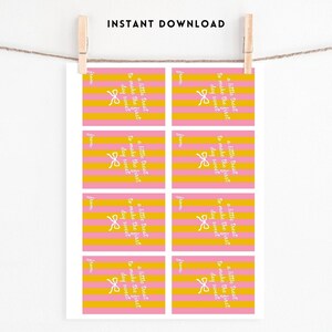 Pu&ograve; includere: Fogli di etichette regalo con sfondo a righe rosa e gialle. Ogni etichetta riporta la scritta "a little treat to make the first day sweet" e un fiocco. Le parole "Instant Download" sono in alto.
