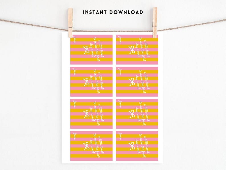 Pu&ograve; includere: Fogli di etichette regalo con sfondo a righe rosa e gialle. Ogni etichetta riporta la scritta "a little treat to make the first day sweet" e un fiocco. Le parole "Instant Download" sono in alto.