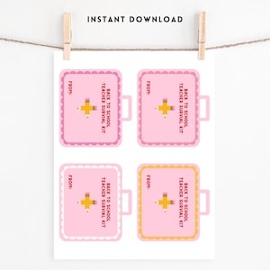 K&ouml;nnte beinhalten: Ein Blatt Papier mit vier rosa "Back to School Teacher Survival Kit" Geschenkanh&auml;ngern. Jedes Etikett hat ein Bleistift- und Kreuzdesign, einen Griff und das Wort "From". Die Worte "Instant Download" stehen oben.