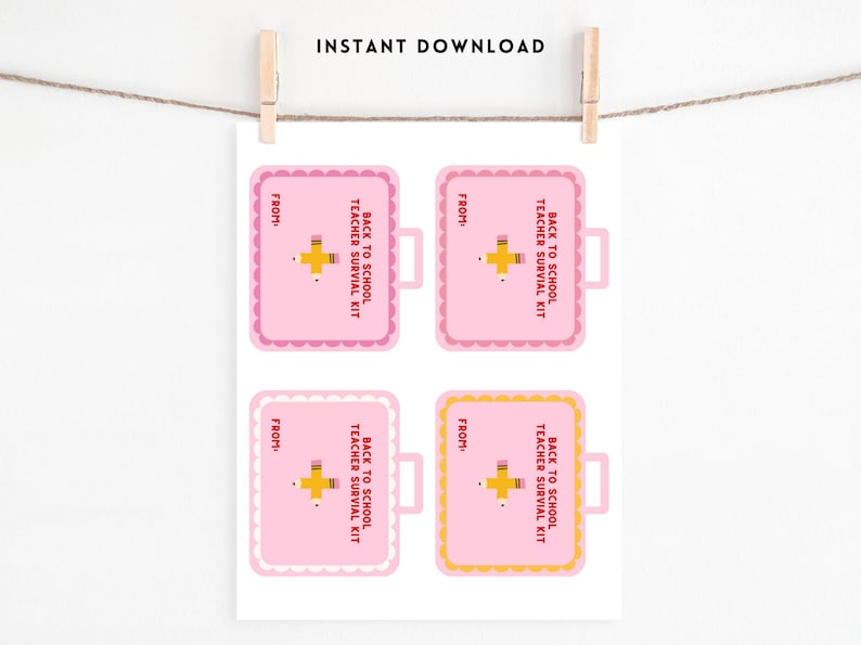 K&ouml;nnte beinhalten: Ein Blatt Papier mit vier rosa "Back to School Teacher Survival Kit" Geschenkanh&auml;ngern. Jedes Etikett hat ein Bleistift- und Kreuzdesign, einen Griff und das Wort "From". Die Worte "Instant Download" stehen oben.