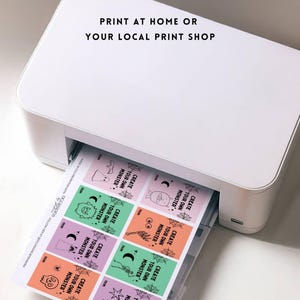Puede incluir: Una impresora blanca imprime hojas coloridas con dise&ntilde;os de monstruos. El texto "PRINT AT HOME OR YOUR LOCAL PRINT SHOP" est&aacute; en la parte superior. Cada cuadrado de dise&ntilde;o tiene el texto "CREATE YOUR OWN MONSTER".