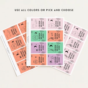 Puede incluir: Hojas de pegatinas con tem&aacute;tica de Halloween con ilustraciones de monstruos. Las pegatinas presentan el texto "CREATE YOUR OWN MONSTER" y son de color naranja, verde, morado y rosa. La frase "USE ALL COLORS OR PICK AND CHOOSE" est&aacute; en la parte superior.