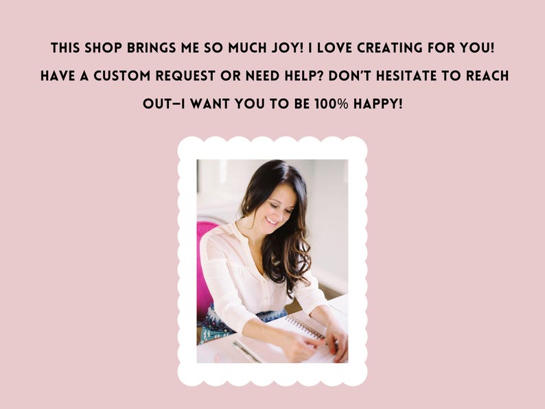 Pu&ograve; includere: Una donna con lunghi capelli scuri sorride mentre scrive su un taccuino. L'immagine &egrave; incorniciata con un bordo bianco smerlato e posta su uno sfondo rosa chiaro. Il testo in alto recita: "THIS SHOP BRINGS ME SO MUCH JOY! I LOVE CREATING FOR YOU!"