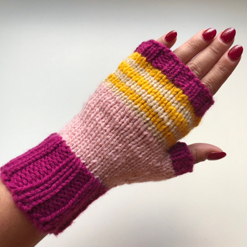 Cream /& Gold Knit Beanie And Fingerless Mitt Set in Magenta Pink