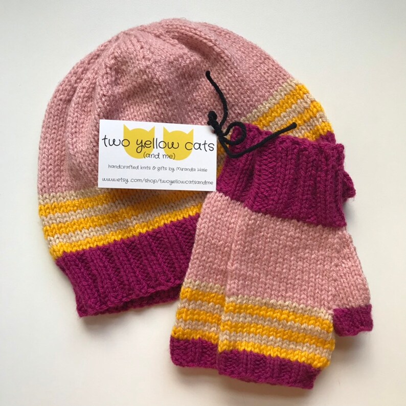Cream /& Gold Knit Beanie And Fingerless Mitt Set in Magenta Pink