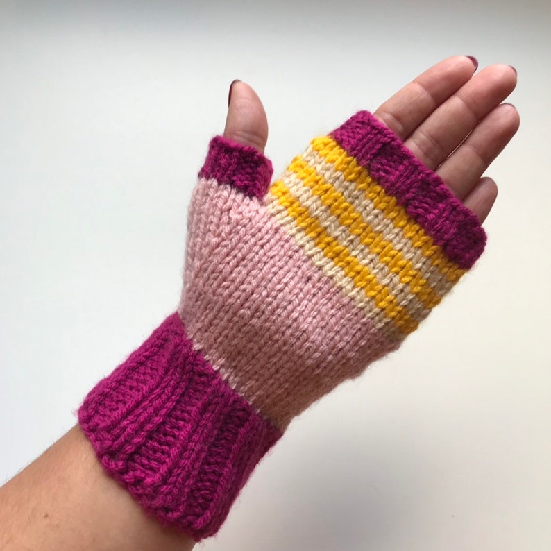 Cream /& Gold Knit Beanie And Fingerless Mitt Set in Magenta Pink