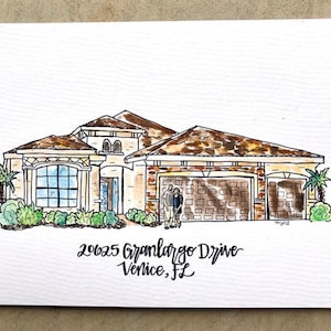 Puede incluir: Ilustraci&oacute;n en acuarela de una casa con tejado marr&oacute;n, paredes beige y garaje para dos coches. La direcci&oacute;n "20625 Granlargo Drive, Venice, FL" est&aacute; escrita debajo. Una pareja est&aacute; de pie frente al garaje.