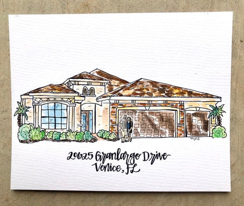 Puede incluir: Ilustraci&oacute;n en acuarela de una casa con tejado marr&oacute;n, paredes beige y garaje para dos coches. La direcci&oacute;n "20625 Granlargo Drive, Venice, FL" est&aacute; escrita debajo. Una pareja est&aacute; de pie frente al garaje.