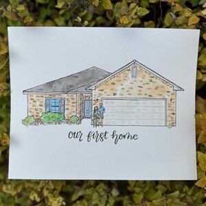 Puede incluir: Ilustraci&oacute;n en acuarela de una casa con una familia delante. La casa tiene una fachada de ladrillo, un tejado gris y una puerta de garaje. El texto "our first home" est&aacute; escrito debajo.