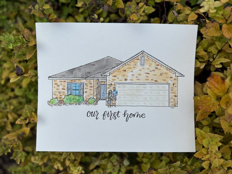 Puede incluir: Ilustraci&oacute;n en acuarela de una casa con una familia delante. La casa tiene una fachada de ladrillo, un tejado gris y una puerta de garaje. El texto "our first home" est&aacute; escrito debajo.