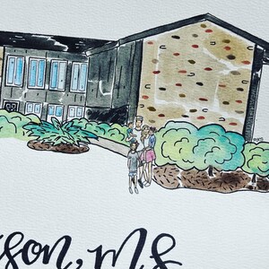 Puede incluir: Ilustraci&oacute;n en acuarela de una casa con una familia delante. La casa tiene un tejado gris y paredes con un patr&oacute;n texturizado. La familia incluye dos adultos y tres ni&ntilde;os. Arbustos verdes y una pasarela en primer plano.