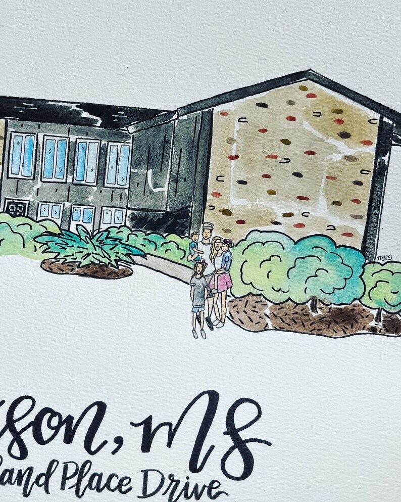 Puede incluir: Ilustraci&oacute;n en acuarela de una casa con una familia delante. La casa tiene un tejado gris y paredes con un patr&oacute;n texturizado. La familia incluye dos adultos y tres ni&ntilde;os. Arbustos verdes y una pasarela en primer plano.
