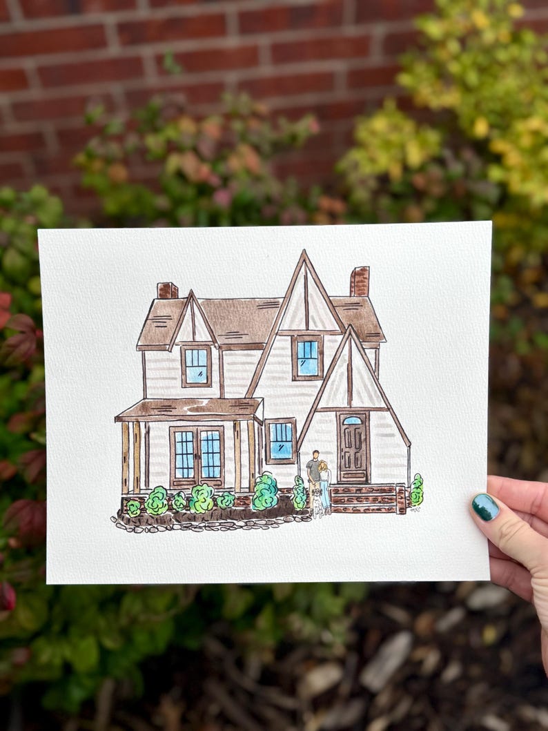 Puede incluir: Pintura a la acuarela de una casa con tejado marr&oacute;n, revestimiento blanco y cristales azules. La obra representa a una pareja de pie frente a la puerta. Arbustos verdes y un fondo de ladrillo completan la escena.