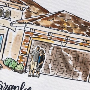 Puede incluir: Ilustraci&oacute;n en acuarela de una casa con garaje, con una pareja de pie delante. La casa tiene un tejado marr&oacute;n y paredes beiges. La puerta del garaje es marr&oacute;n. La pareja se abraza. La obra est&aacute; firmada.